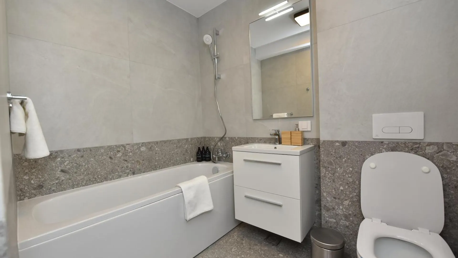 Enjoy A Premium Downtown Apartment! Modern Art Deco Building Bucharest Romania