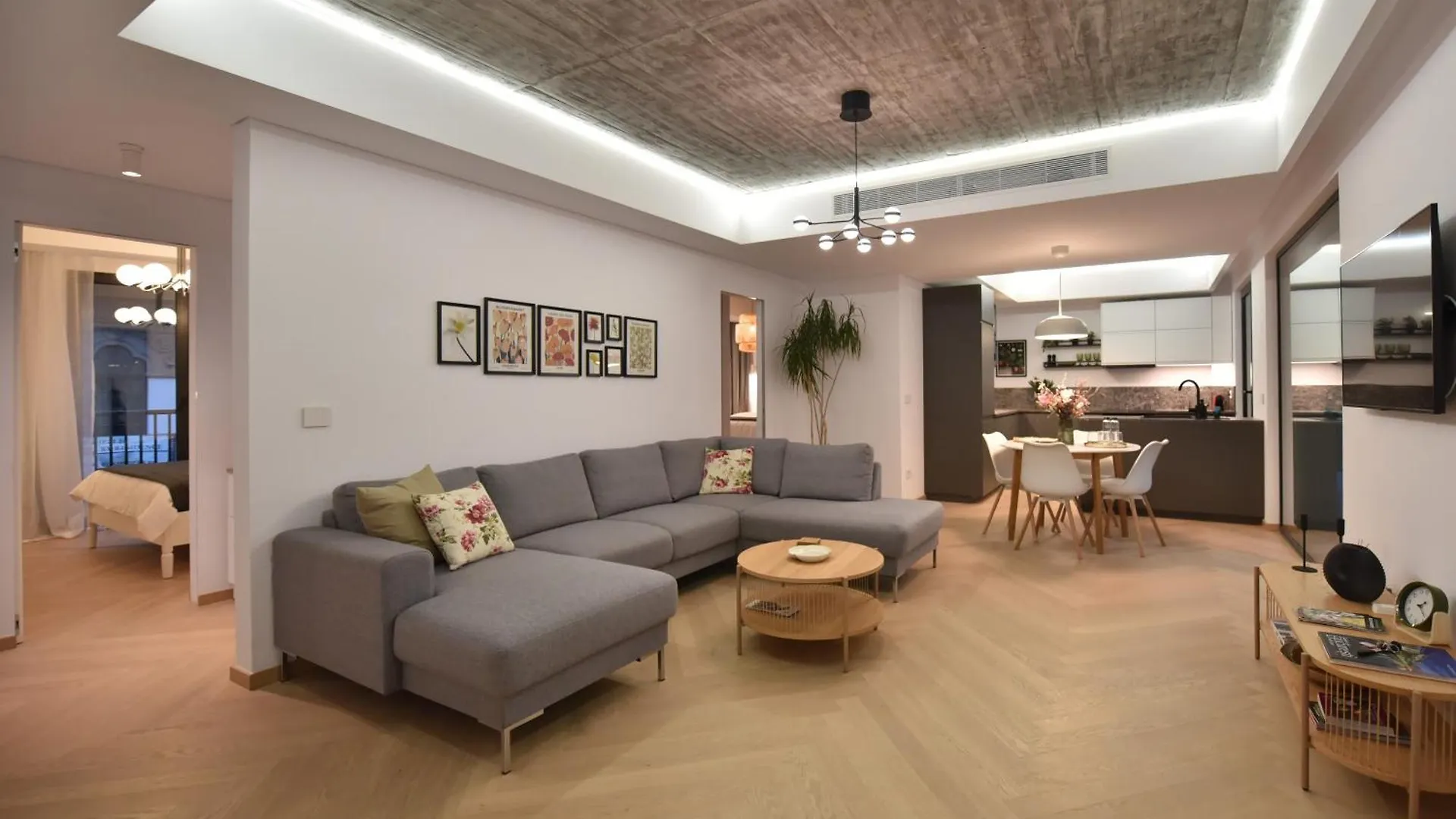 Enjoy A Premium Downtown Apartment! Modern Art Deco Building Bucharest Apartment