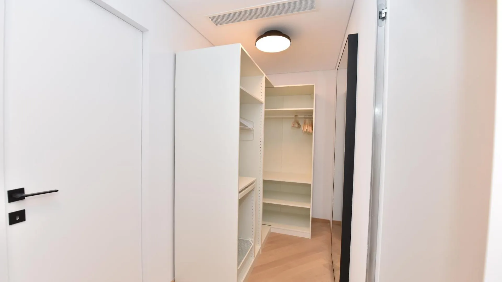 Apartment Enjoy A Premium Downtown Apartment! Modern Art Deco Building Bucharest